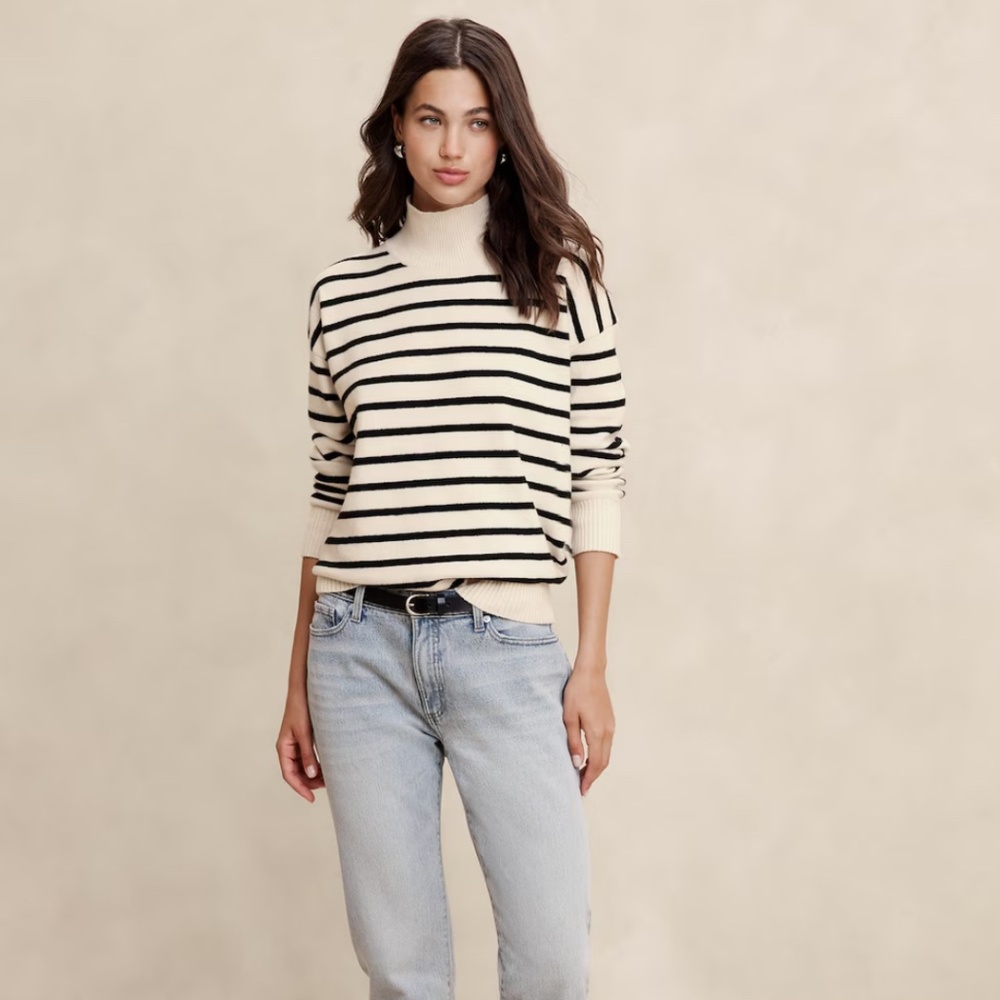 NWOT-Banana Republic Factory Perfectly Soft Turtleneck Sweater